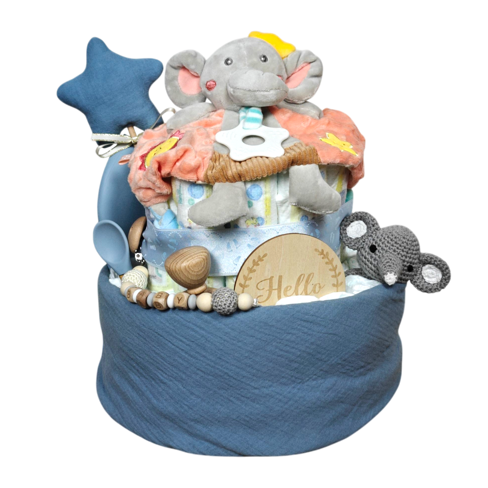 Das Windelgeschenk Elefantentorte [27x33cm] von Hello World ist liebevoll mit Elefanten-Plüschtier, Sternkissen, Schnuller, Häkelmaus, Holzperlen und "Hello"-Schild dekoriert - das ideale Geschenk für frischgebackene Eltern.