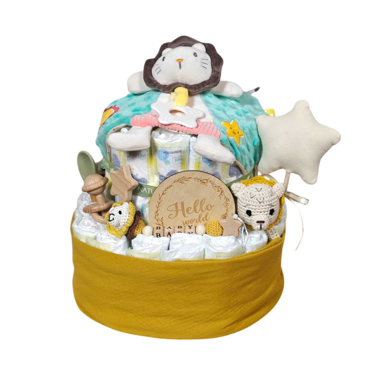Das Windelgeschenk Löwentorte [40x35cm] von Hello World, liebevoll dekoriert mit Plüschlöwe, gehäkeltem Bär, Sternkissen, Babydecke und weiteren Accessoires auf gelbem Stoff - das perfekte Geschenk zur Geburt.