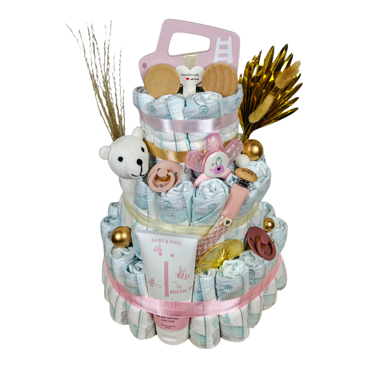 Windeltorte Aurelia mit 60 Pampers, rosa Holzauto, Bio Babyrassel Eisbär, BIBS Schnullern, MAM Kühlbeissring und NAÏF Bodylotion