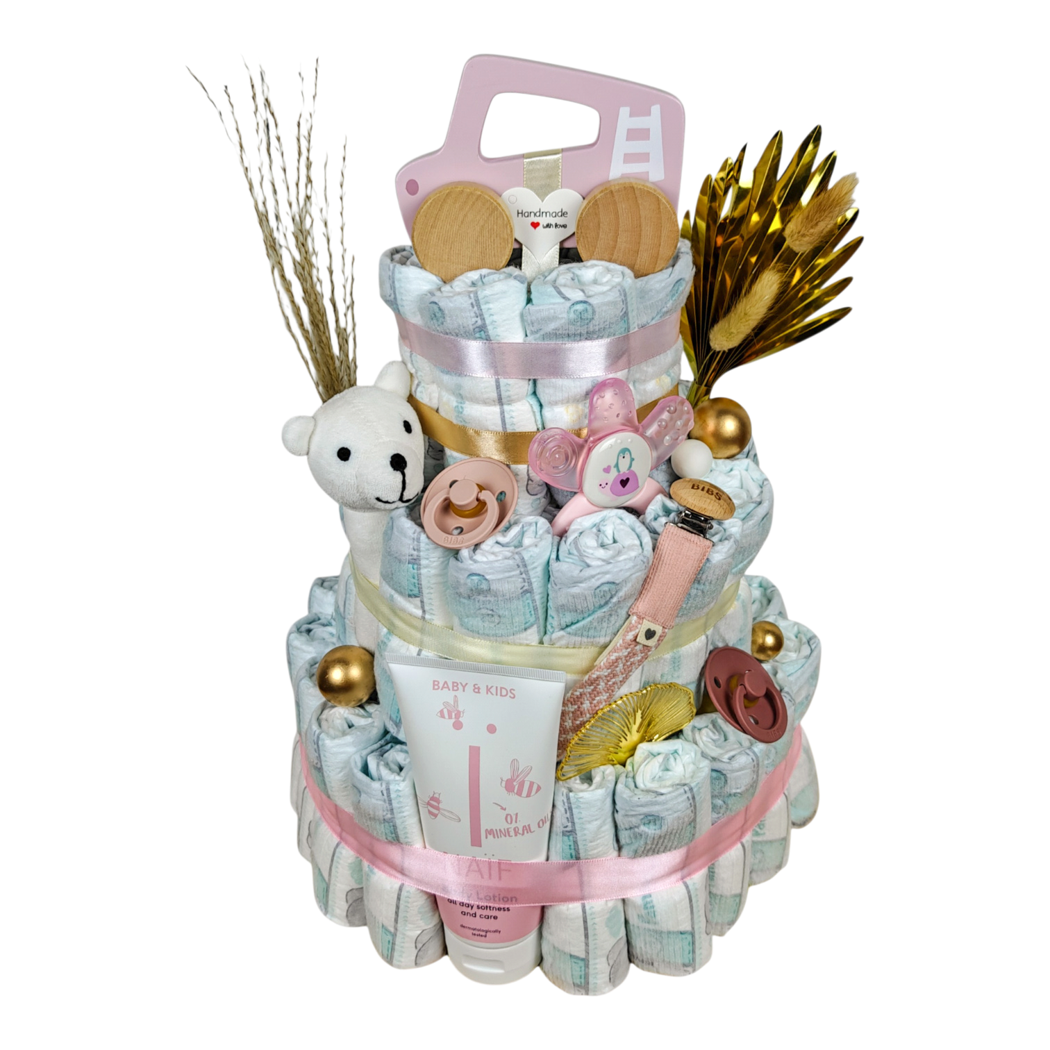 Gâteau de couches Aurelia avec 60 pampers, voiture en bois rose, hochet bébé ours polaire bio, tétines BIBS, anneau de dentition rafraîchissant MAM et lotion pour le corps NAÏF