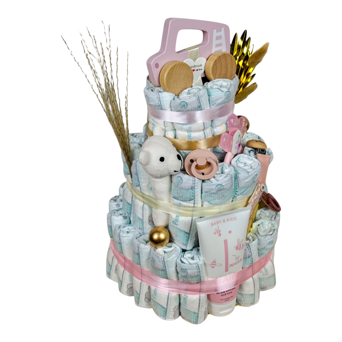 Seitliche Ansicht der Windeltorte Aurelia mit Eisbär-Rassel, BIBS Schnullerkette, MAM Kühlbeissring und rosa Babyprodukten
