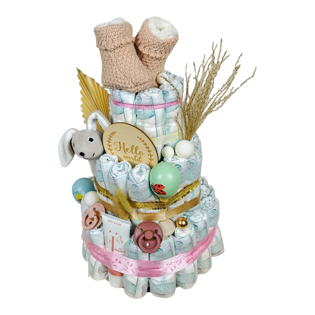 Windeltorte Elaia für Mädchen mit Pampers Windeln, beigen Babyschuhen, Holz-Maracas und Babyprodukten in Rosé, Beige und Gold