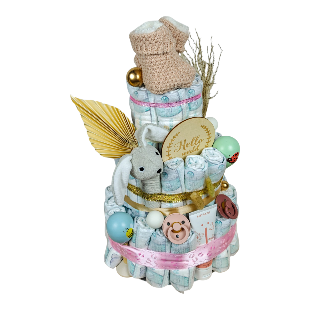 Seitliche Ansicht der Windeltorte Elaia mit Hasenrassel, BIBS Schnullern, NAÏF Pflegecreme und liebevollen Rosa- und Naturdetails