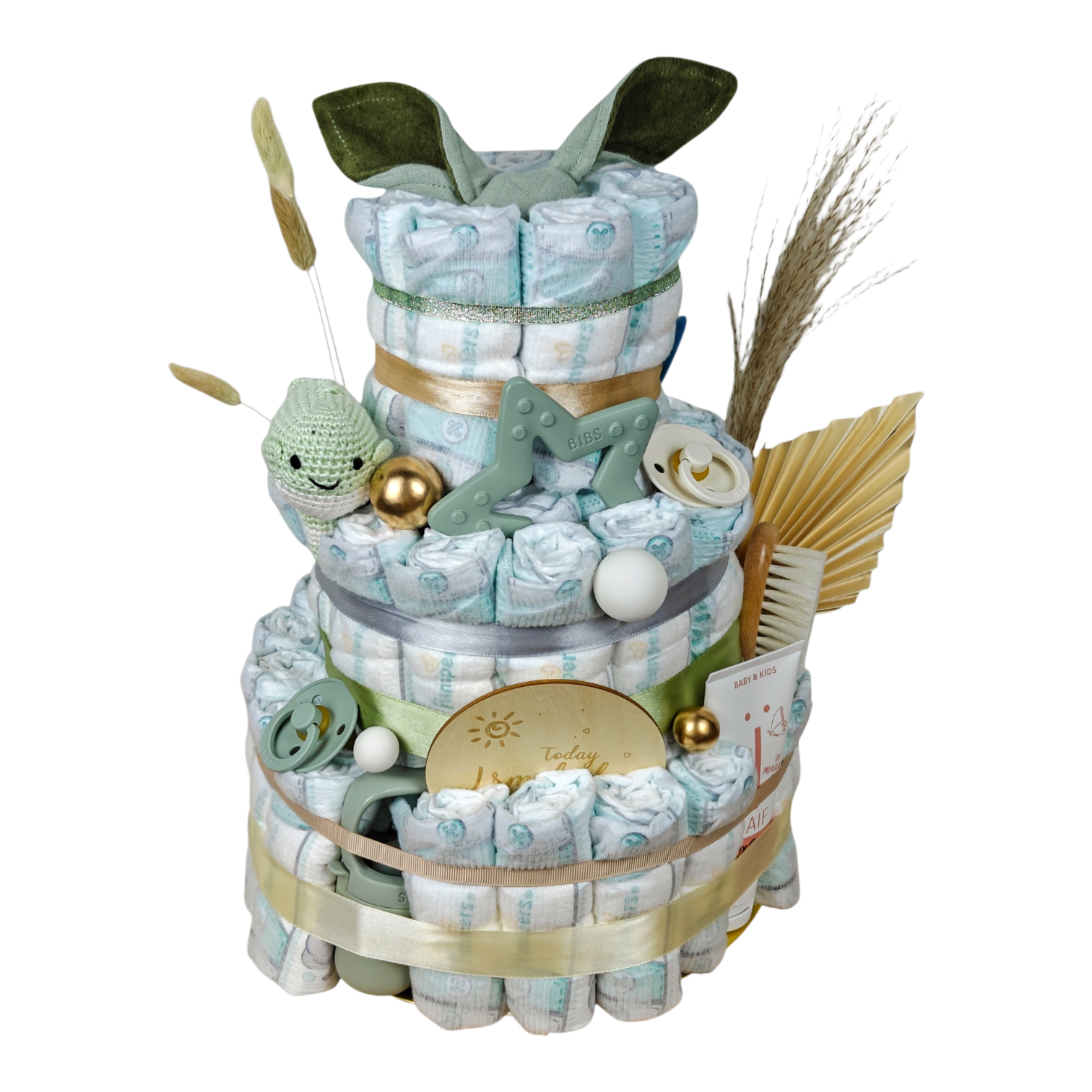 Gâteau de couches Finn aux tons vert sauge et naturel avec tétines BIBS, anneau de dentition, tétine à fruits, cuillères d'apprentissage MAM et brosse bébé