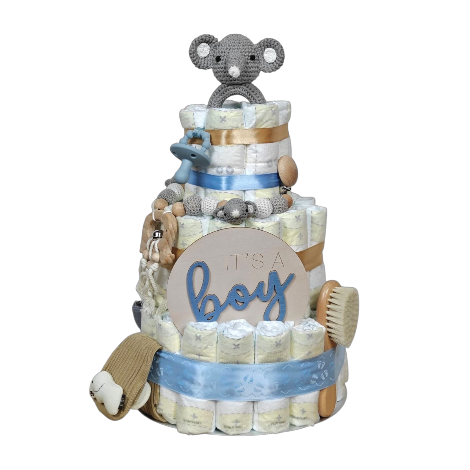 Die Hello World Windeltorte It's a Boy [28×42cm] besteht aus drei Etagen mit blauen und goldenen Bändern, Babypflegeartikeln, einem "It's a Boy"-Schild aus Holz und einem gehäkelten grauen Koala - ideal als Geschenk zur Geburt.