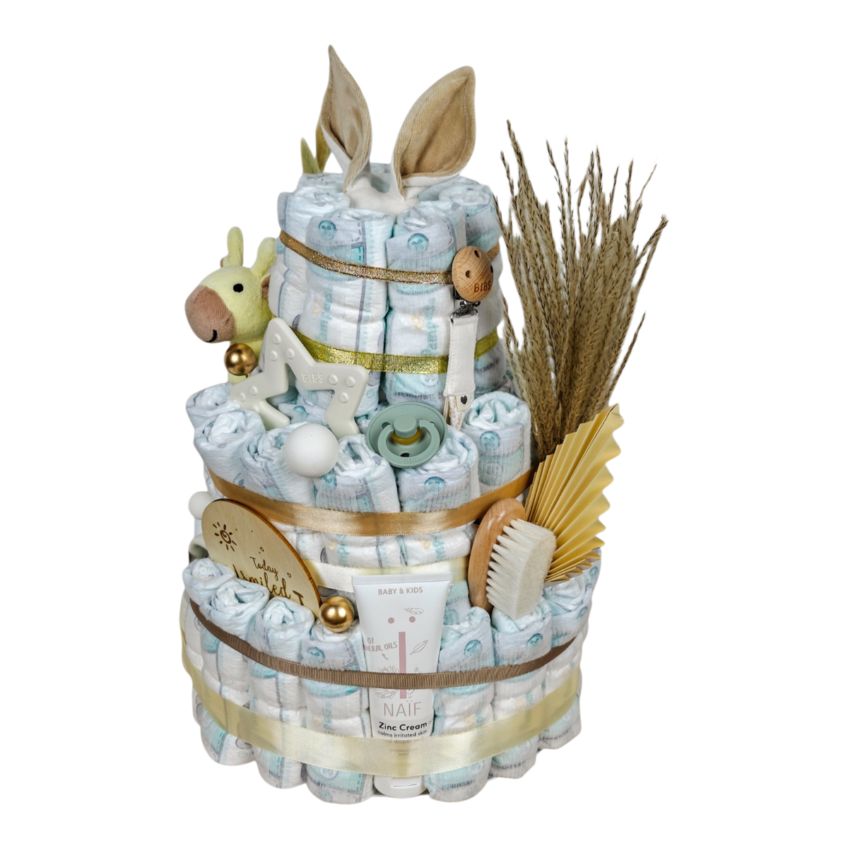 Windeltorte Joelle mit Pampers Windeln, Bio Babyrassel Giraffe, BIBS Babyprodukten, NAÏF Pflege und natürlichen Dekoelementen