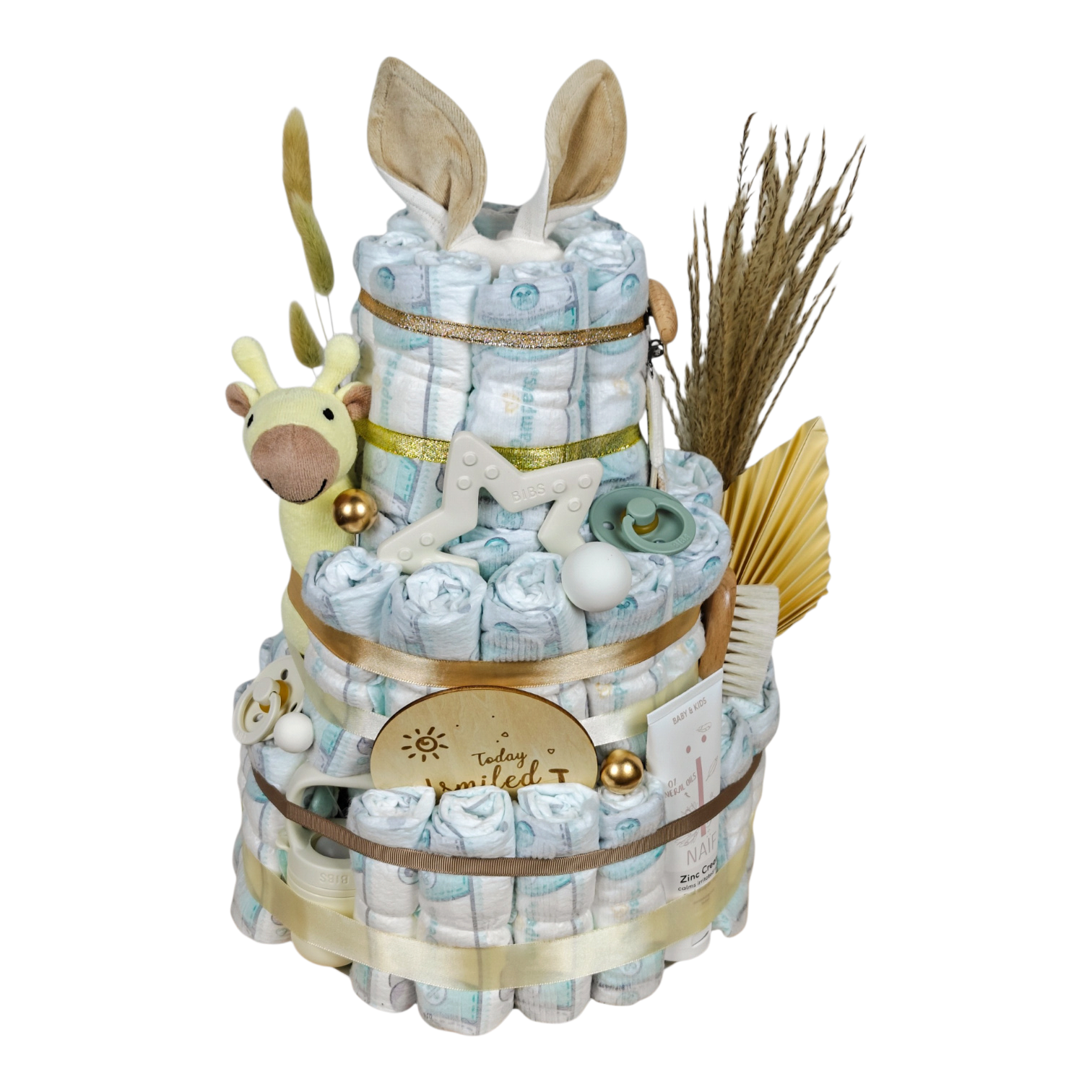 Gâteau de couches Joëlle avec 60 pampers, doudou BIBS kangourou, hochet bébé girafe bio, tétines, tétine fruit et crème pour couches NAÏF