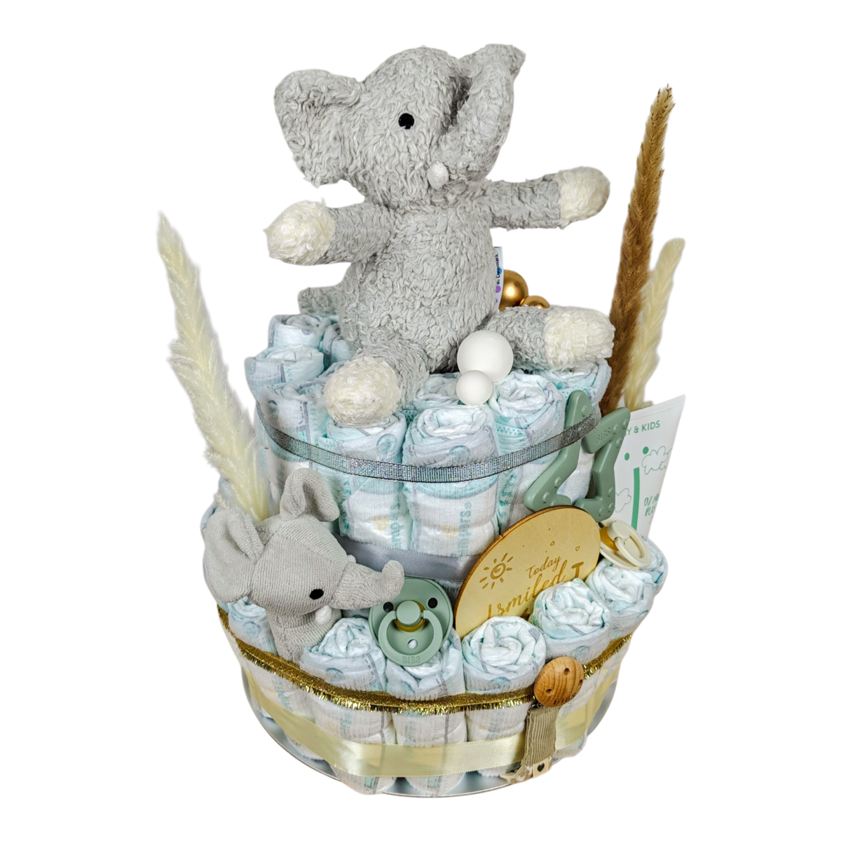Seitliche Ansicht der Windeltorte Livio mit Elefantenrassel, BIBS Schnullern und Schnullerkette