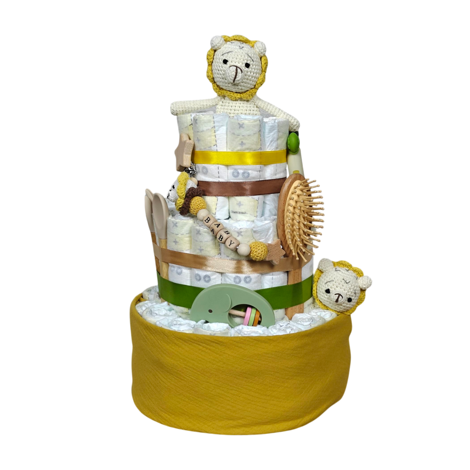 Die Windeltorte Löwenzauber [26x43cm] von Hello World ist das ideale Geburtsgeschenk: Mit gelbem Stoff, Babyartikeln, zwei gehäkelten Löwen, Haarbürste, Beißring und Schnullerclip mit "BABY"-Schriftzug.