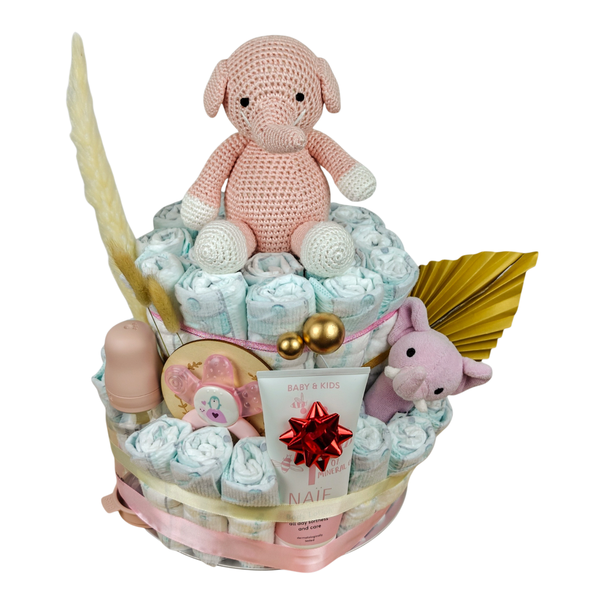 Windeltorte Malia mit 53 Pampers, gehäkeltem Elefanten, Bio Babyrassel, BIBS Babyflasche, MAM Kühlbeissring und NAÏF Bodylotion
