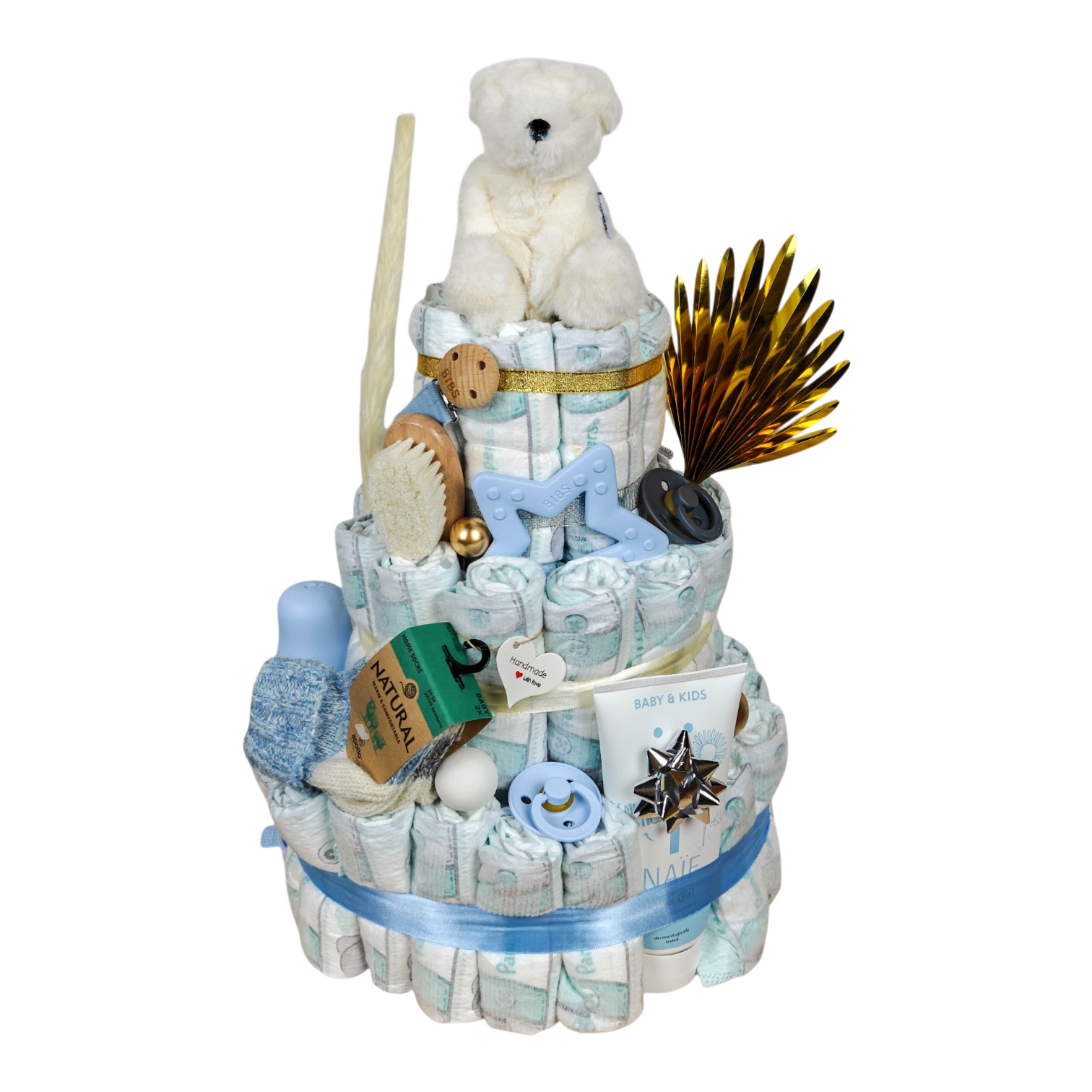 Windeltorte Milo in Frontansicht mit Teddybär, BIBS Schnuller und Babyflasche, NAÏF Pflege, Babysocken und liebevollen Geschenkdetails.