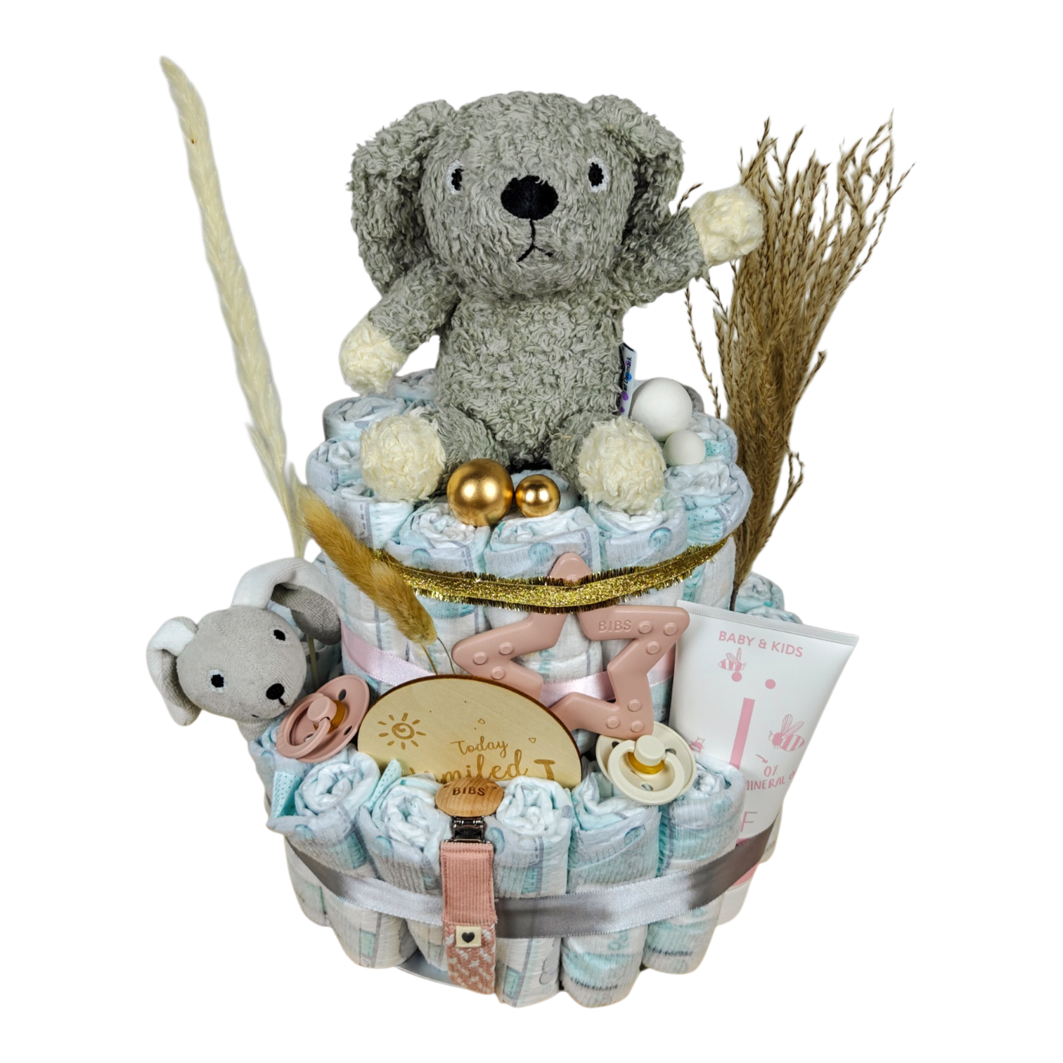 Gâteau de couches Noémi pour fille avec 53 couches Pampers, lapins natureZOO, produits bébé BIBS et lotion pour le corps NAÏF