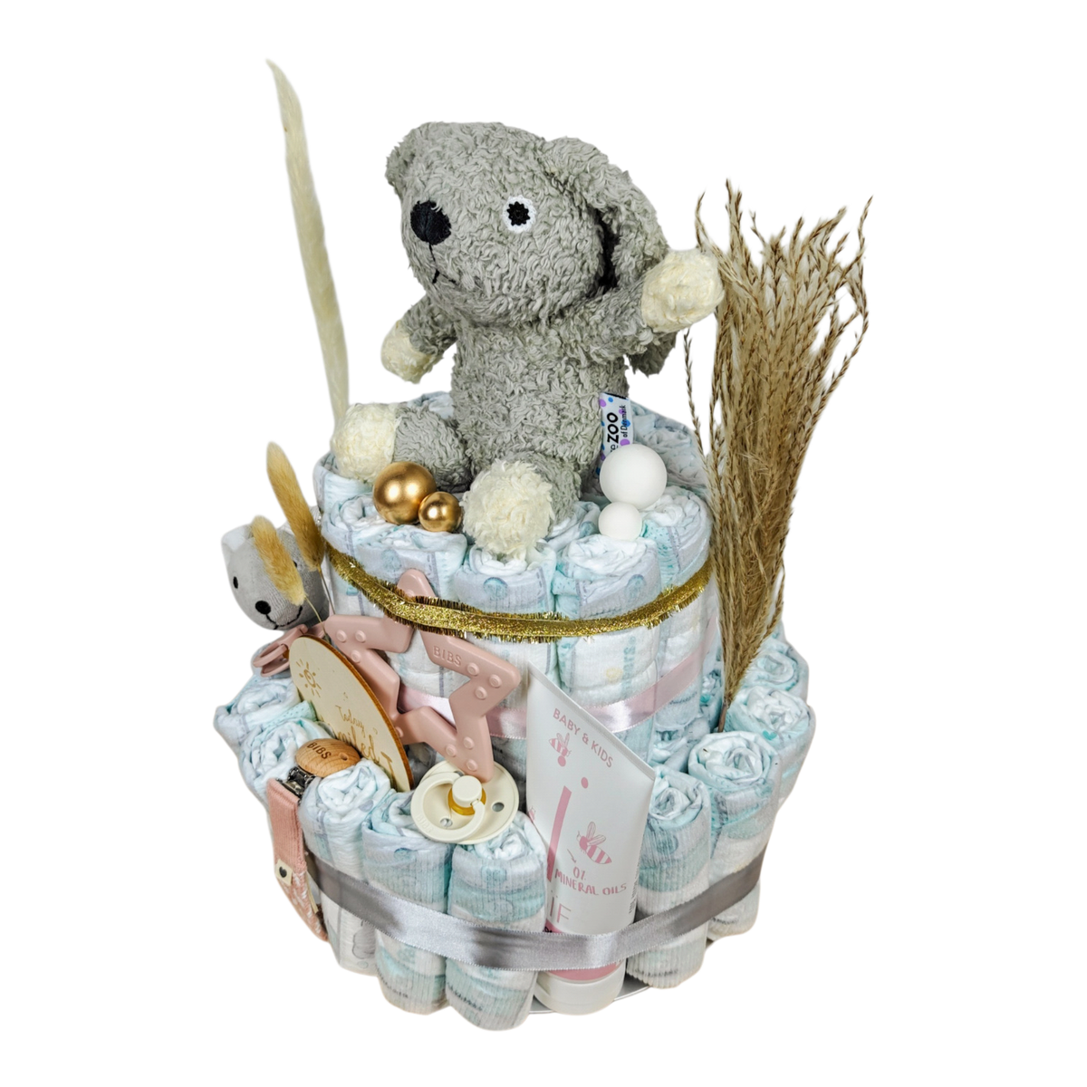 Windeltorte Noemi für Mädchen mit 53 Pampers Windeln, natureZOO Hasen, BIBS Babyprodukten und NAÏF Bodylotion