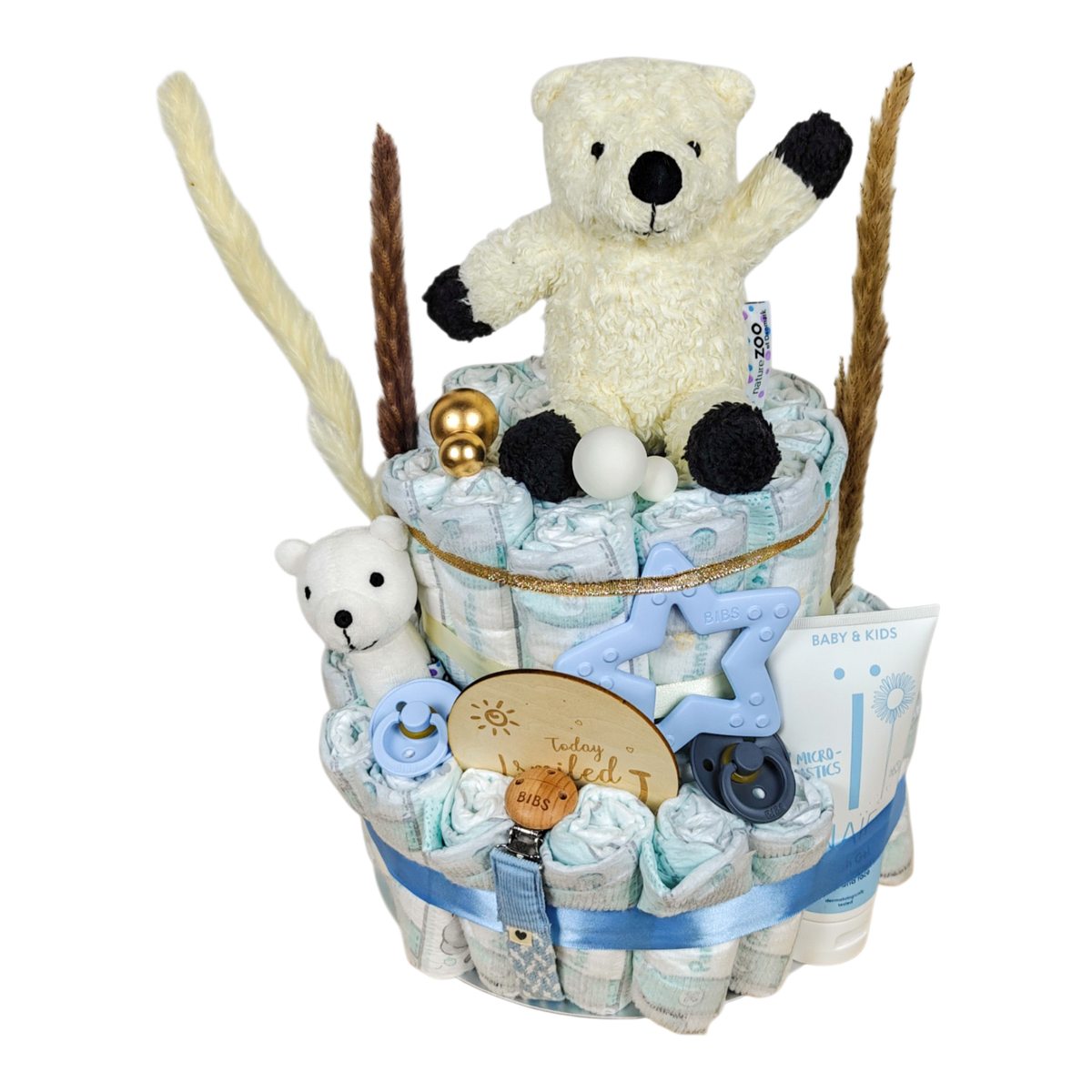 Windeltorte Ruan mit 53 Pampers, Bio Plüschtier Eisbär, Babyrassel, BIBS Schnullern, Beissring Stern, Schnullerkette und NAÏF Waschgel