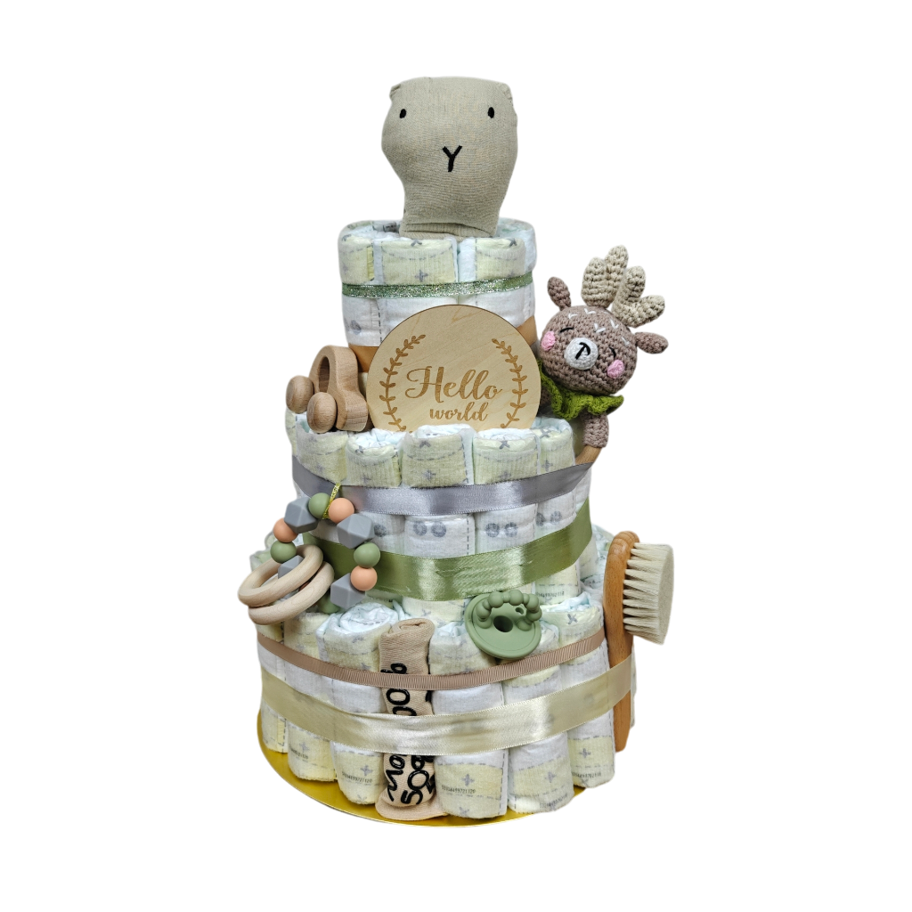 Die Windeltorte Schnuffel beige von Hello World ist eine dreistöckige Windeltorte mit Plüschtier-Topper, Holzspielzeug, gehäkeltem Hirsch, Babybürste, Beißringen & "Hello world"-Schild - verpackt mit grünen und silbernen Bändern für Geburtsfeiern.