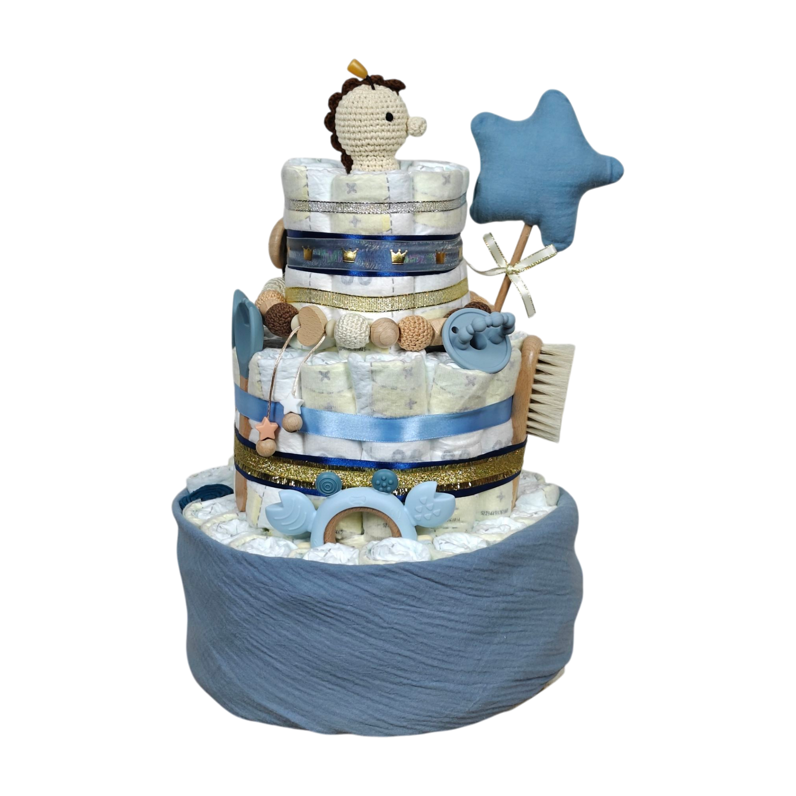 Die Hello World Windeltorte Wasserzauber [26x42cm] ist eine dreistöckige Windeltorte mit blauem Stoff, Bändern, Babyspielzeug, einer Bürste, einem gehäkelten Puppentopper und einem weichen blauen Sternenstab - ideal als Geschenk zur Geburt oder für maritime Babypartys.
