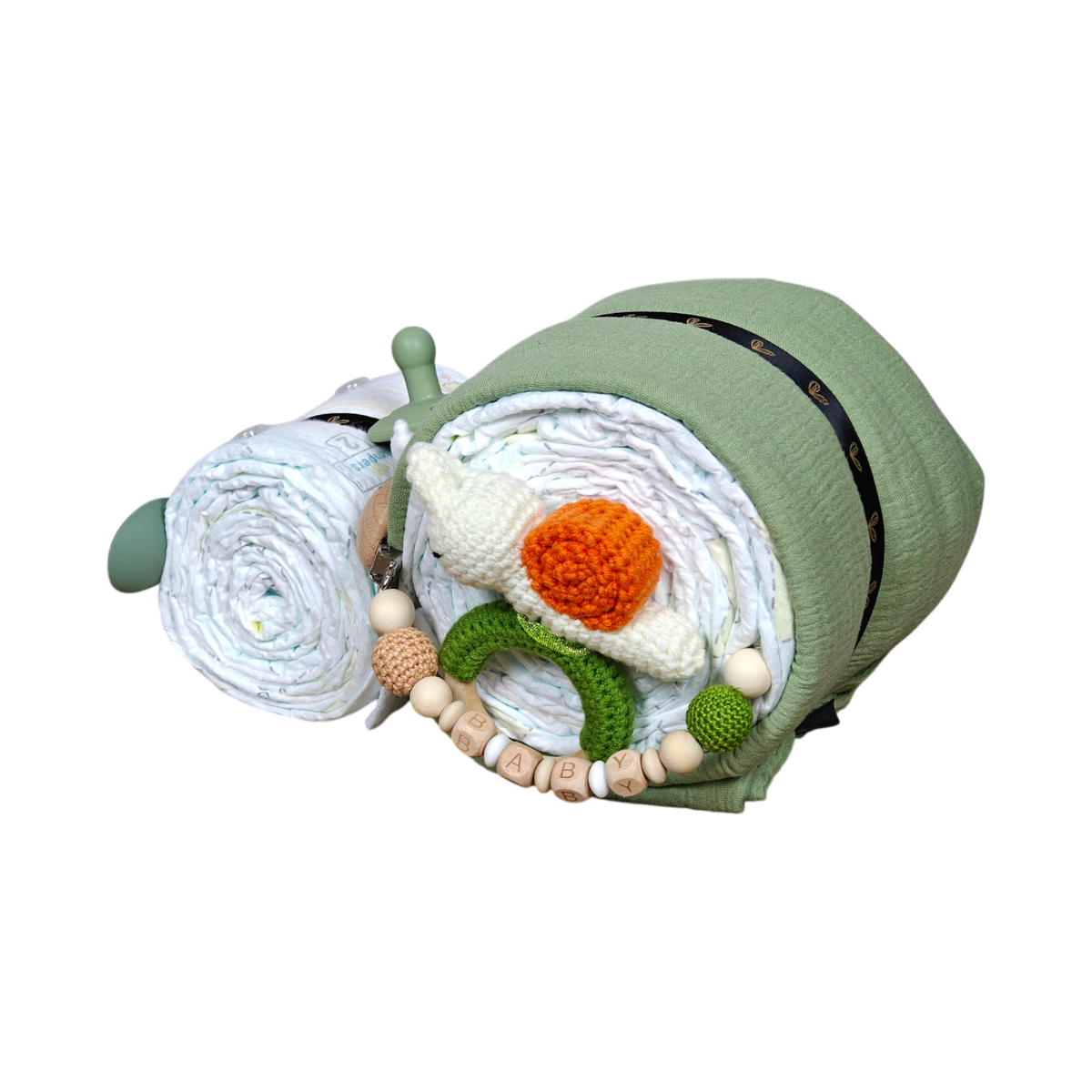 Babygeschenk zur Geburt – Rückansicht einer grünen Windeltorte im Schnecken Designe .