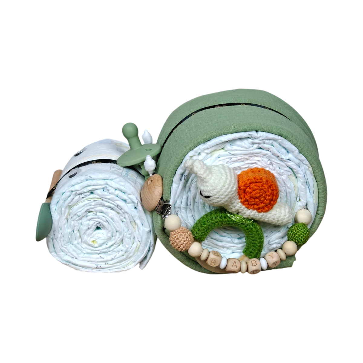 Seitenansicht einer handgemachten Windeltorte für Babys in Grün mit Schnullerkette, Holzclip und gehäkelter Schnecke